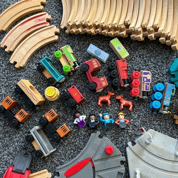 96 piece Thomas & Friends wooden railway track set - Picture 9 of 10